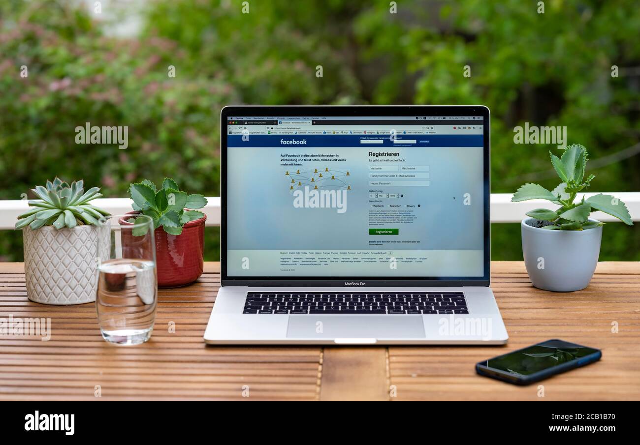 Computer portatile, Apple MacBook Pro con iPhone X alla scrivania, con il sito web Facebook, Germania Foto Stock