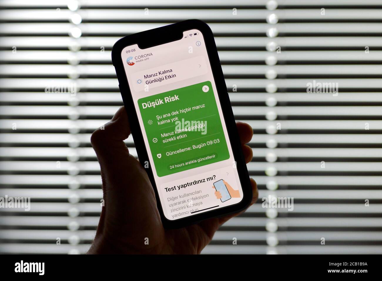 Hands smartphone con Corona WARN-APP sul TURCO in zona verde, a basso rischio, Corona Crisis, Stoccarda, Baden-Wuerttemberg, Germania Foto Stock