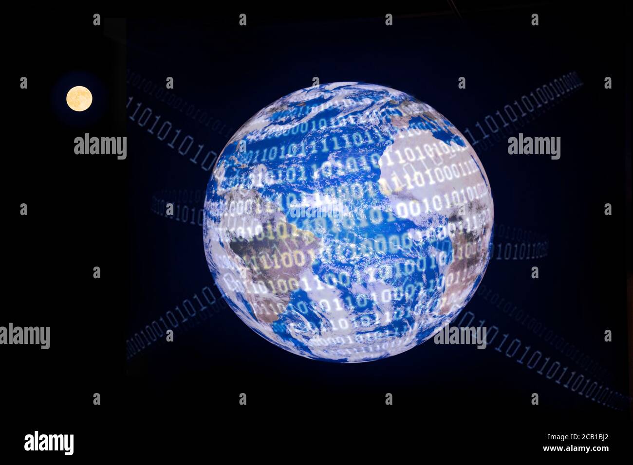 Fotomontaggio, Terra nello spazio con i numeri zero e uno, foto simbolica per entrare nell'era digitale, Germania Foto Stock