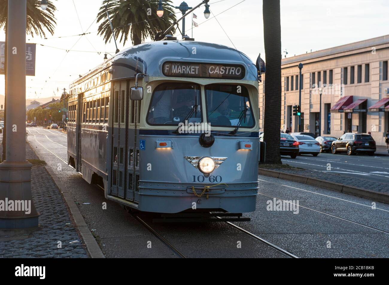 Tram storico, linea del tram, linea F Market e moli in direzione Castro, l'Embarcadero, San Francisco, California, USA Foto Stock