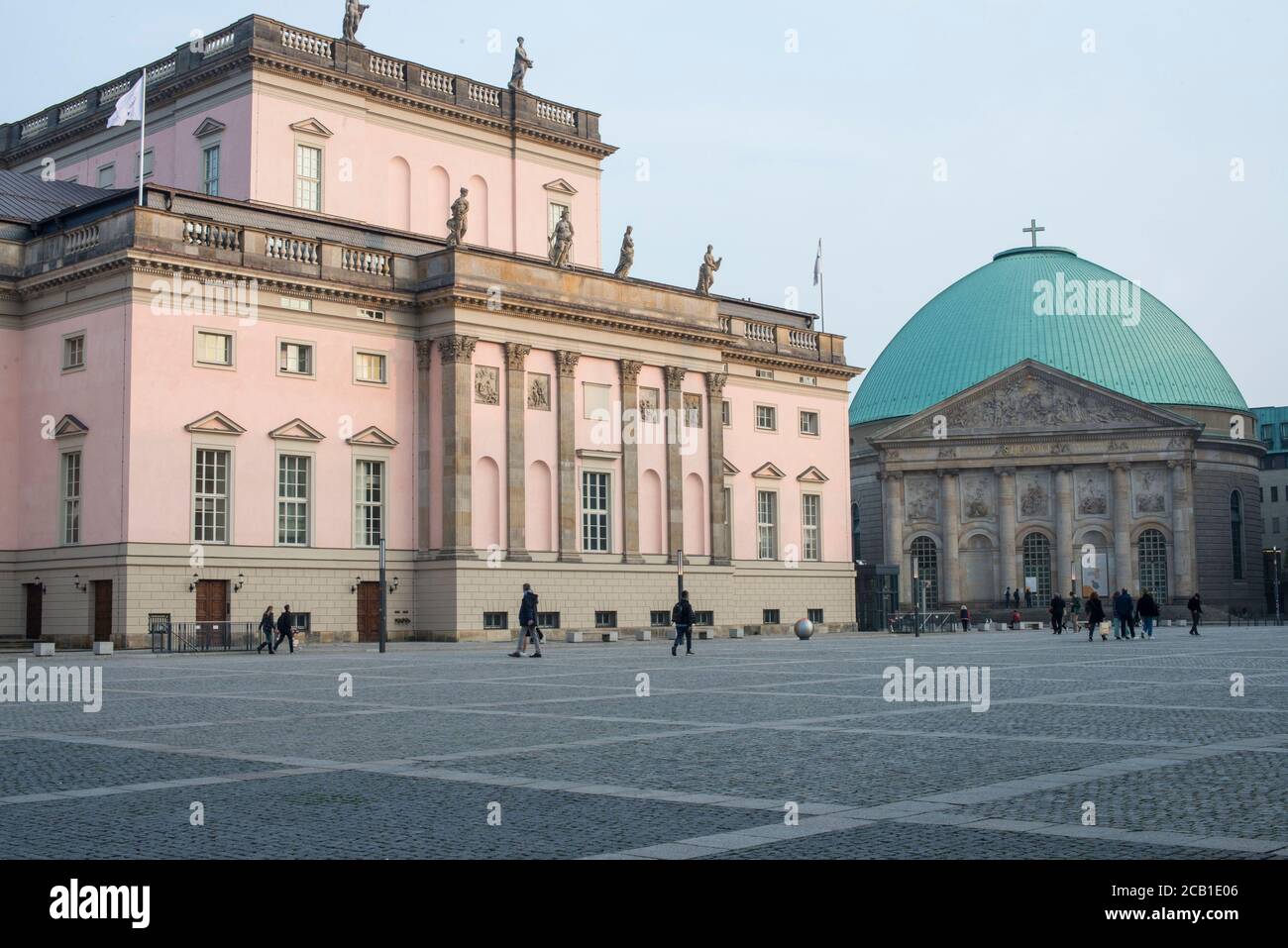 Teatro dell'Opera di Berlino e Cattedrale di St Hedwig Foto Stock