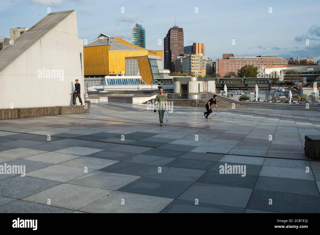 Skateboarders a Berliner Philharmonie Foto Stock