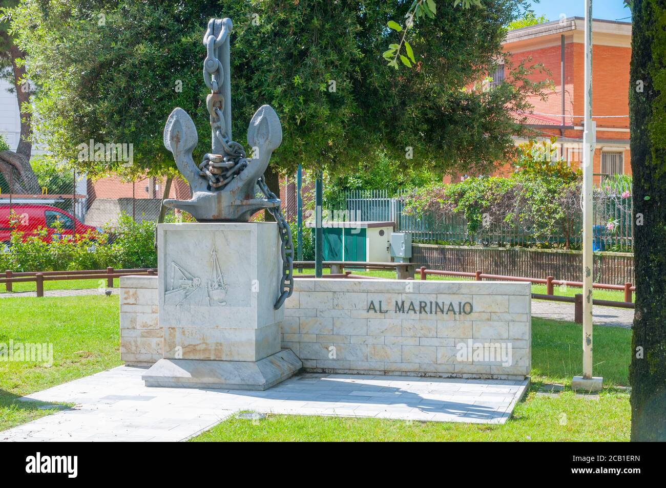 Forte dei Marmi, Italia - 4 agosto 2020 - Memoriale al marinaio in un giardino pubblico Foto Stock