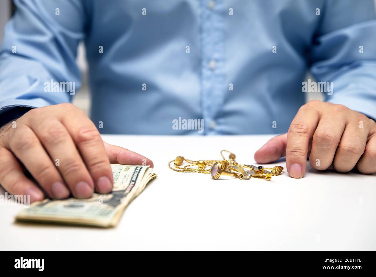 Vendere oro gioielli, pawnbroker con noi dollari in mano, la vendita e l'acquisto Foto Stock