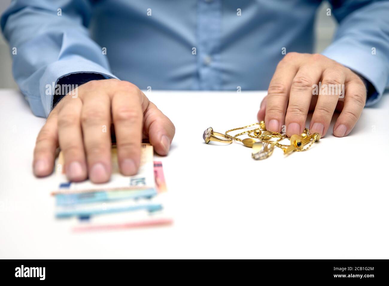 Vendere gioielli d'oro, pewnbroker con euro bannots in mano, vendita e acquisto Foto Stock