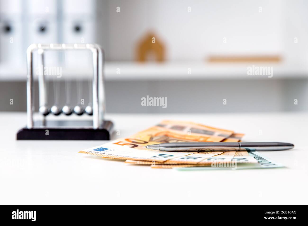 Ufficio e banconote in euro su tavola bianca, valuta e postazione di lavoro Foto Stock