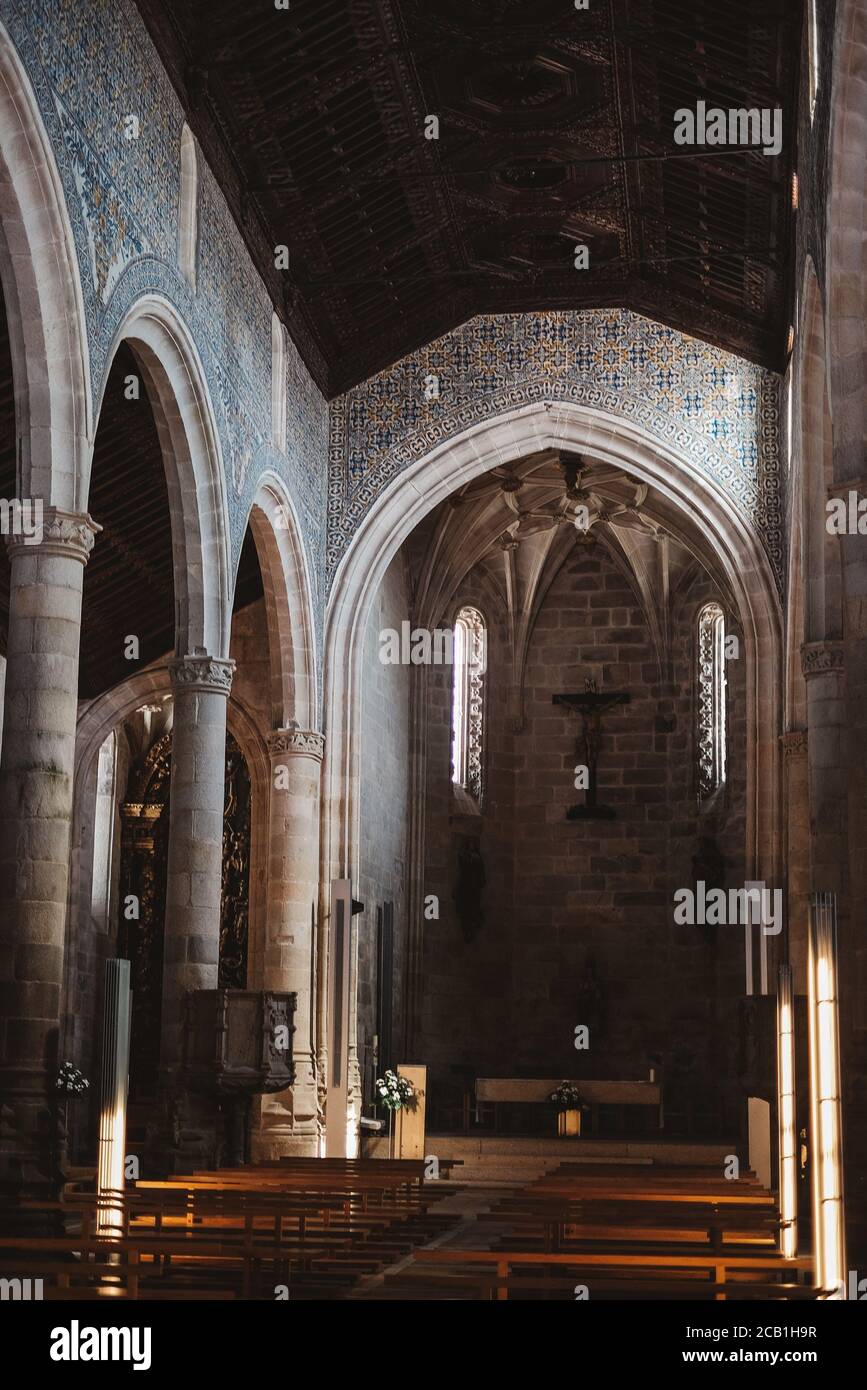 Immagine verticale dell'interno della chiesa di Igreja Matriz de Caminha Portogallo Foto Stock