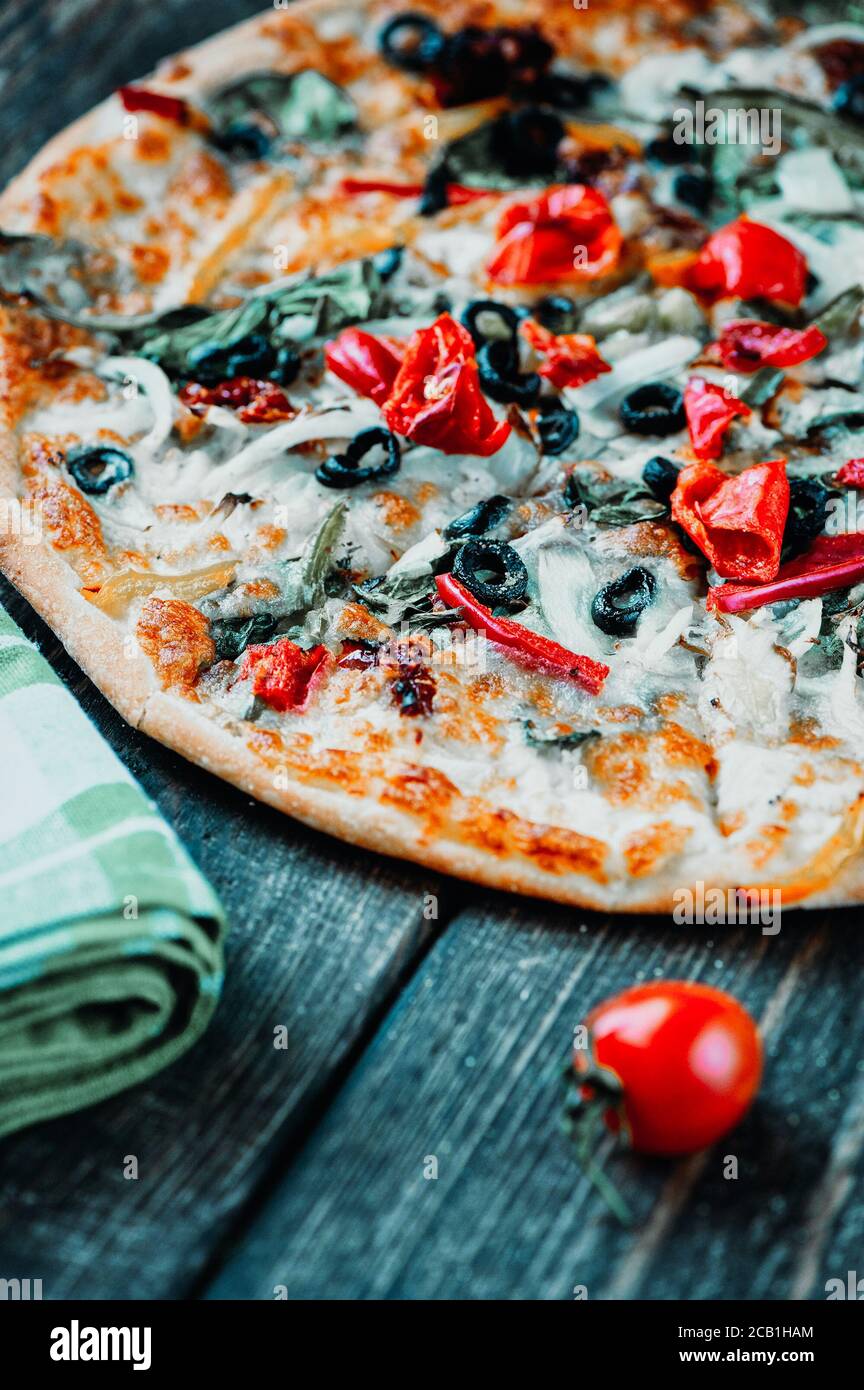 Tre pizze servite sopra il tavolo nel ristorante all'aperto. Pizza Delisous. Foto Stock