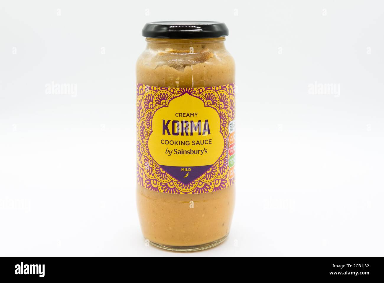 Irvine, Scozia, Regno Unito - 08 marzo 2020: Sainsbury's Branded Korma Cooking Sauce in un vaso di vetro riciclabile e coperchio metallico riciclabile. Foto Stock