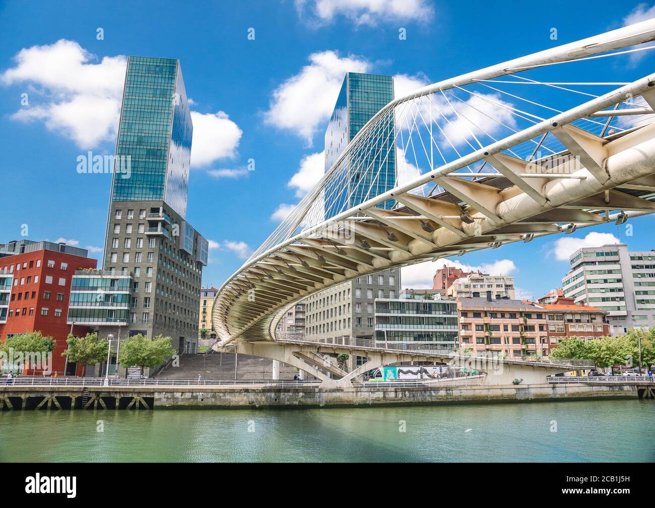 Colorato e moderno Ponte di Bilbao, Paesi Baschi, Spagna. Foto Stock