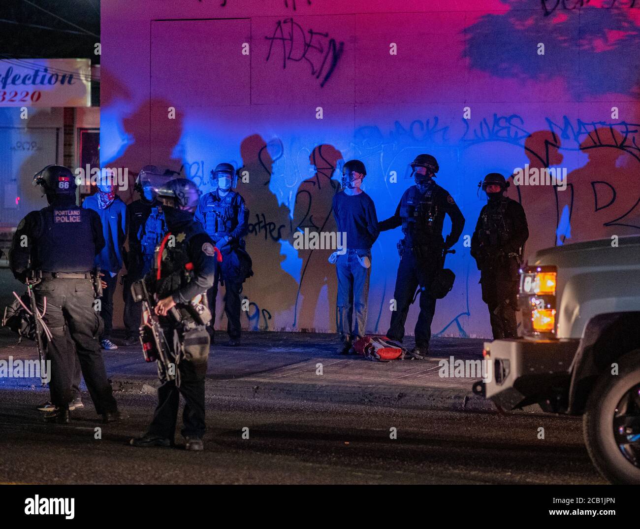 Portland Oregon USA 9 agosto 2020 i manifestanti marciano alla Portland Police Association. Credit : Mark Downey/ Alamy Live News Foto Stock