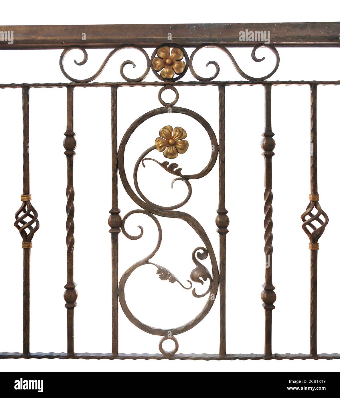 Particolare di recinzione in ferro battuto d'epoca. Banisters forgiati decorativi. Recinzione in stile retrò. Isolato su sfondo bianco Foto Stock