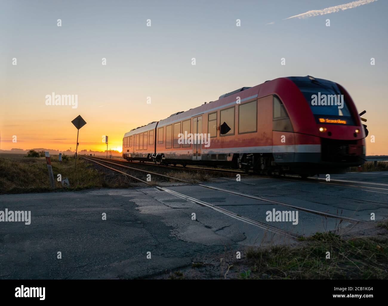 ferrovia che attraversa una strada pericolosa e non sorvegliata Foto Stock