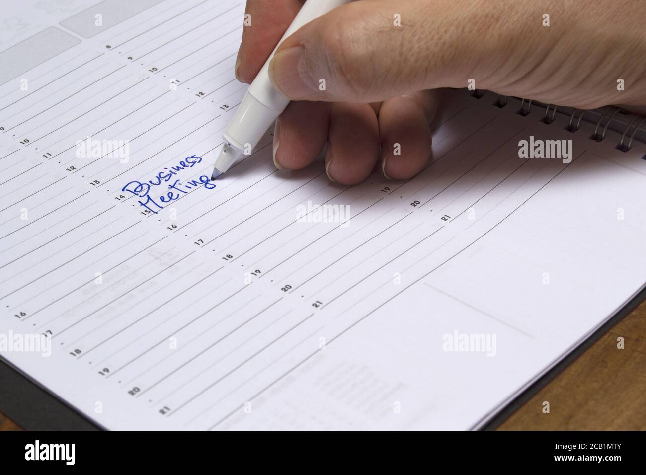 pianificazione del tempo di riunione su un blocco note per fissare una riunione aziendale. concetto per le aziende, applicazioni di lavoro Foto Stock