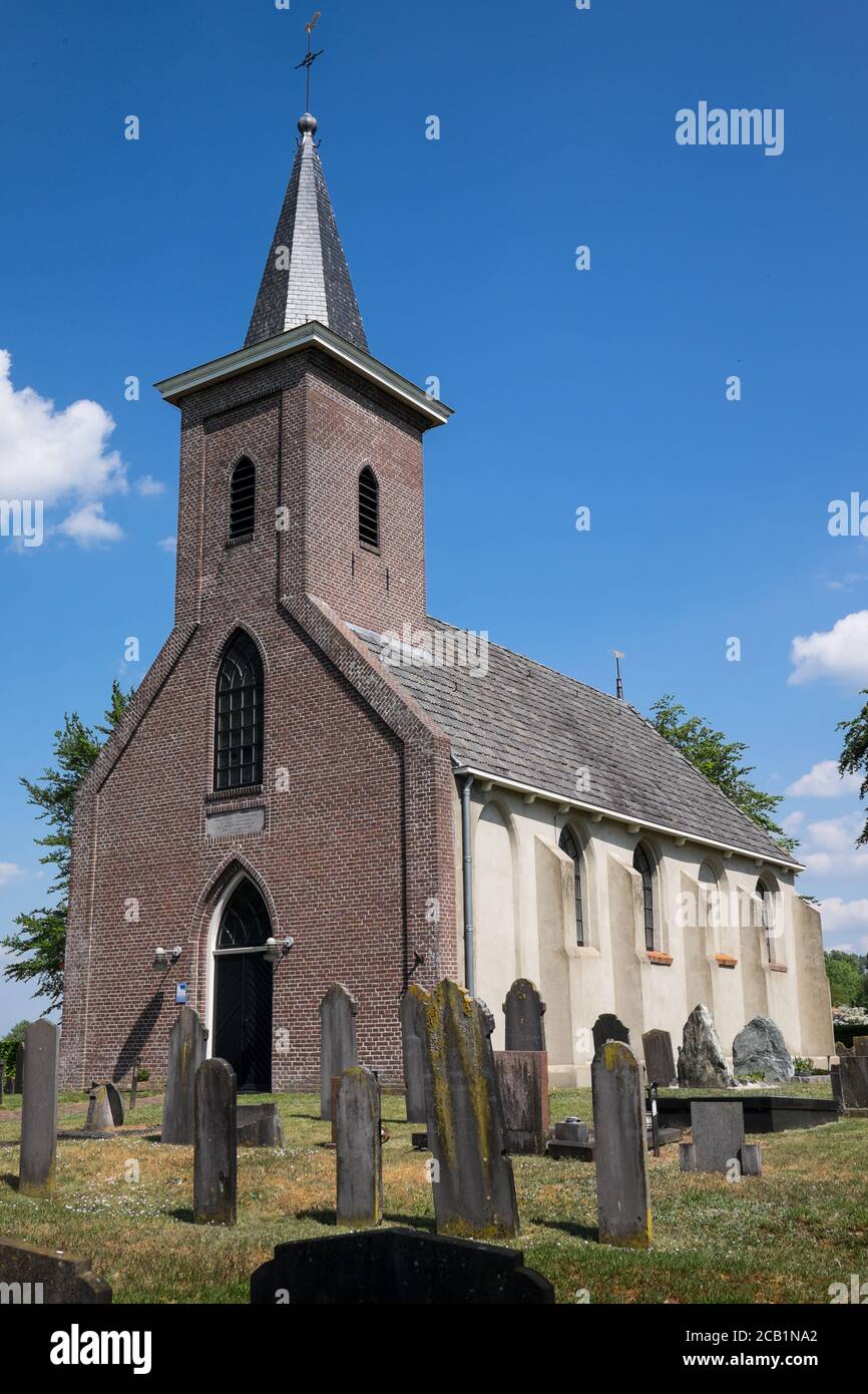 Bonifatius (Bonifacio) nel villaggio Frisone Ter Idzard in Frisia, nei Paesi Bassi. Cielo blu con nuvole Foto Stock