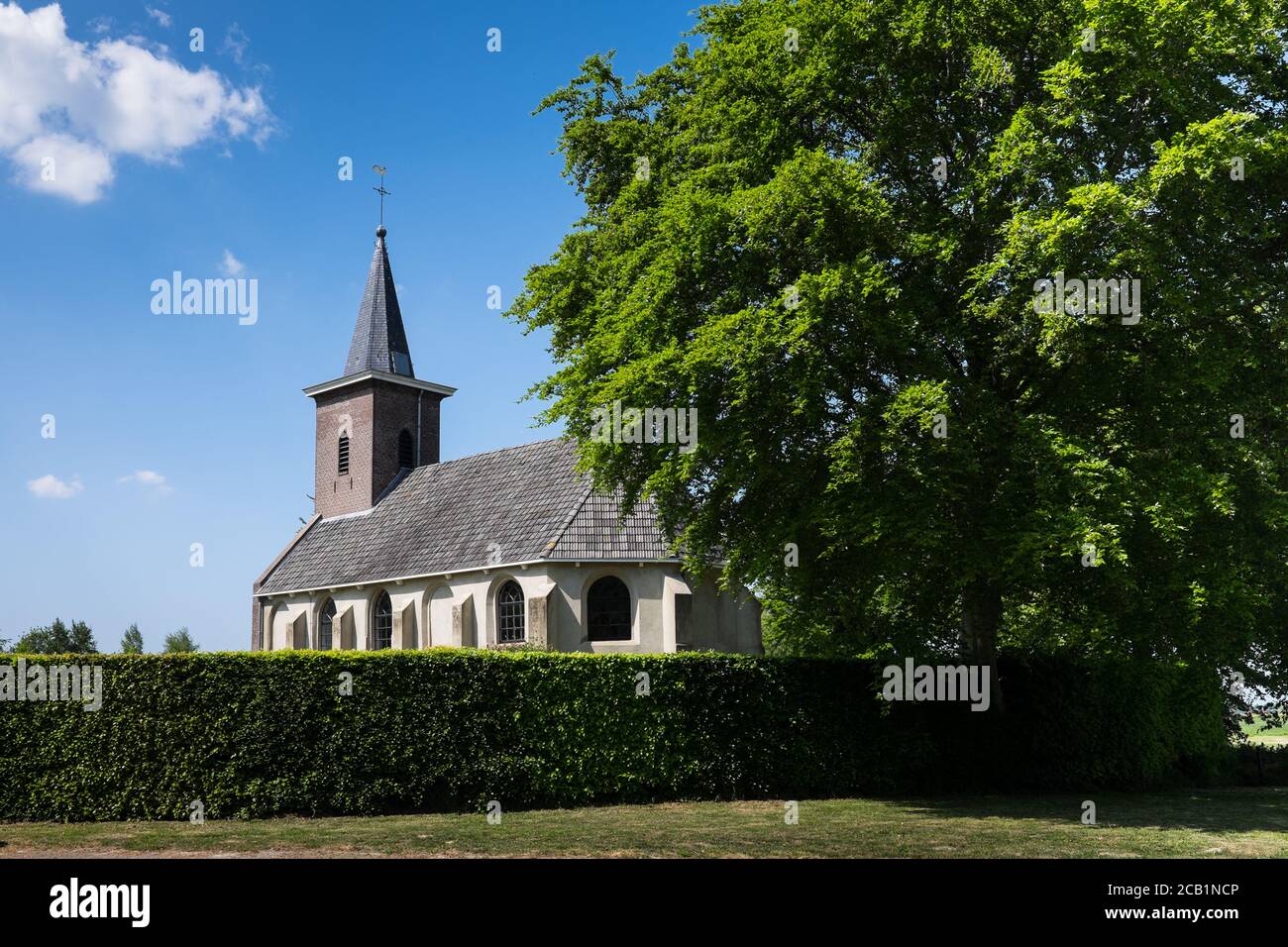 Bonifatius (Bonifacio) nel villaggio Frisone Ter Idzard in Frisia, nei Paesi Bassi. Cielo blu con nuvole Foto Stock
