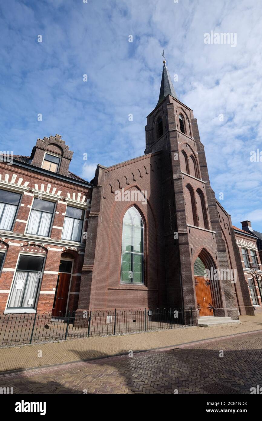 Davanti all'ingresso della chiesa riformata di Lemmer e del centro culturale associato Het Baken, la canonica e la casa del Seston Foto Stock