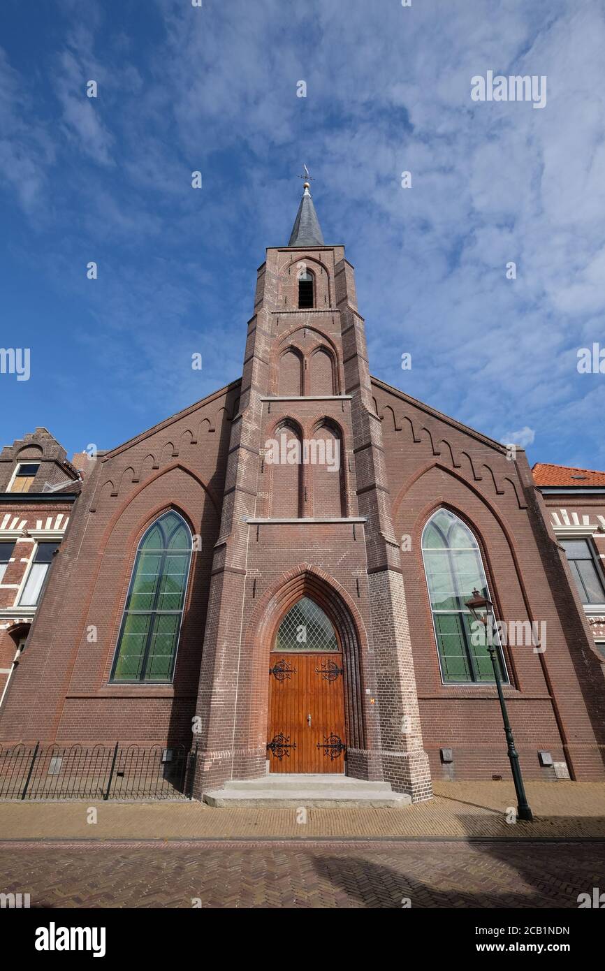 Davanti all'ingresso della chiesa riformata di Lemmer e del centro culturale associato Het Baken, la canonica e la casa del Seston Foto Stock
