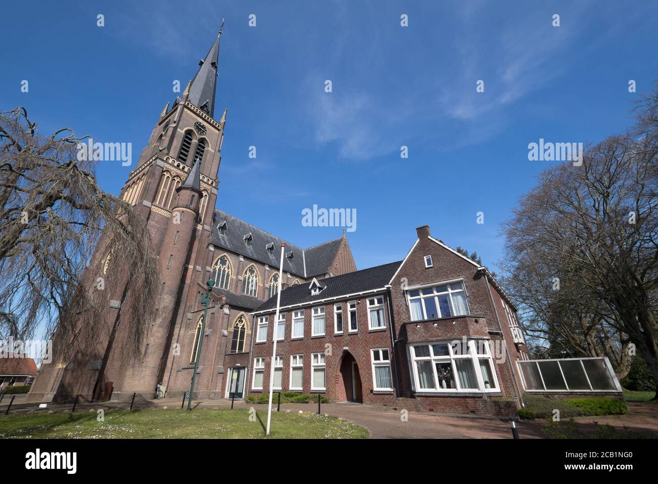 Sint Nicolaaskerk con la casa del clero a Sint Nicolaasga, Frisia Paesi Bassi Foto Stock