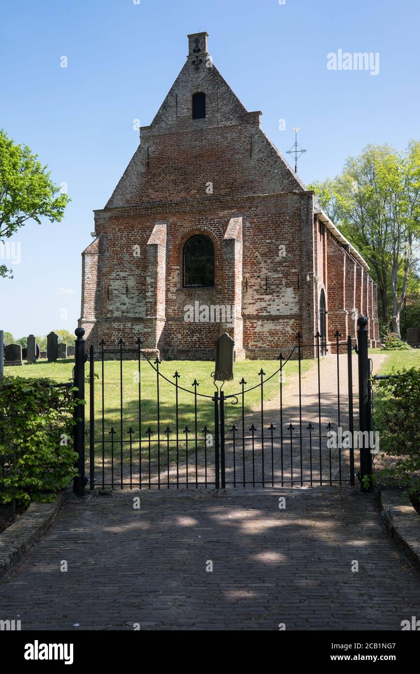 Ingresso con recinzione della chiesa tardo gotica di Thomas nel piccolo villaggio Katlijk a Friesland, Paesi Bassi Foto Stock