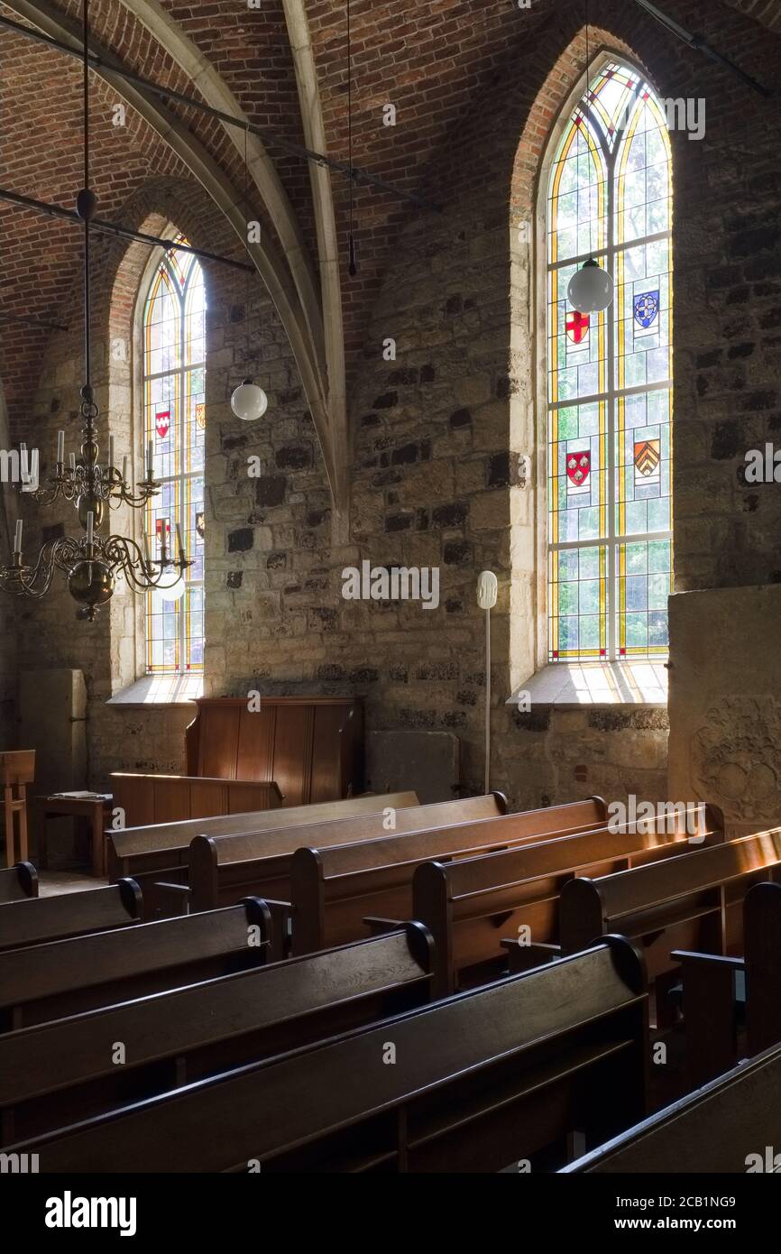 Interni con banchi e finestre dello Stiftskerk o Stiftschurch riformato a Weerselo, Dinkelland nei Paesi Bassi Foto Stock