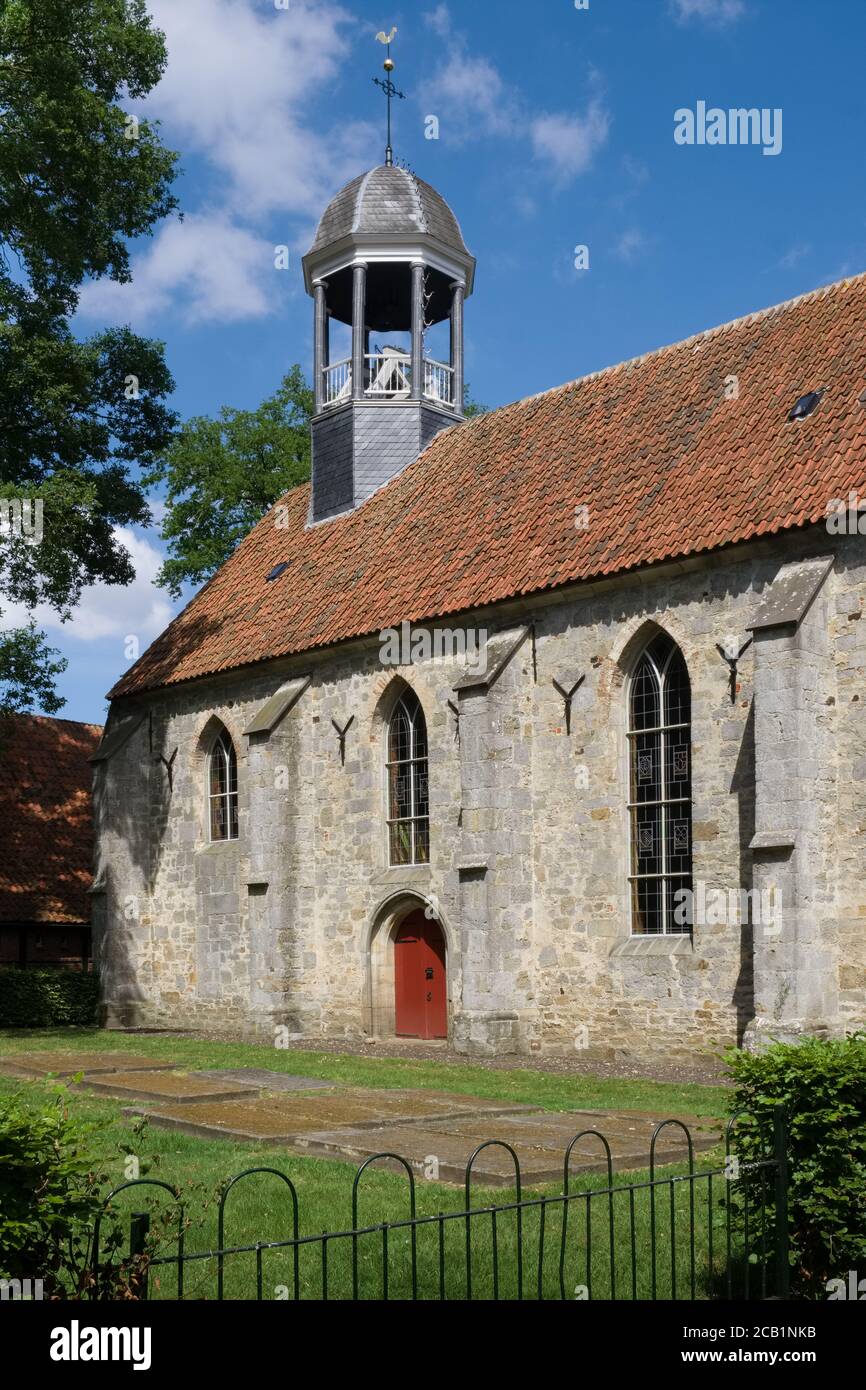 Vista presso la riformata Stiftskerk o Stiftschurch a Weerselo, Dinkelland nei Paesi Bassi Foto Stock