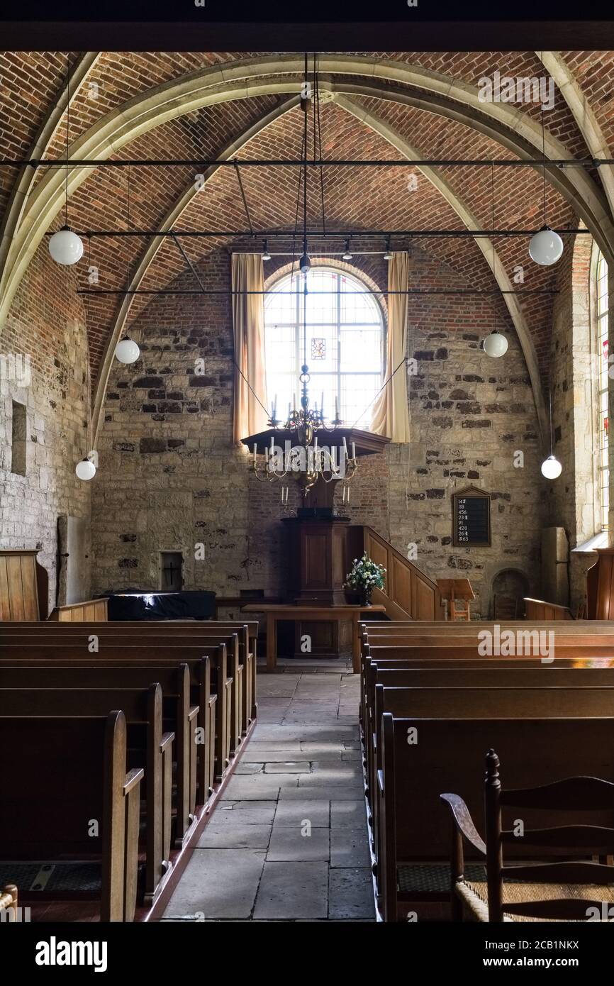 Interni con pulpito e banchi dello Stiftskerk o Stiftschurch riformato a Weerselo, Dinkelland nei Paesi Bassi Foto Stock