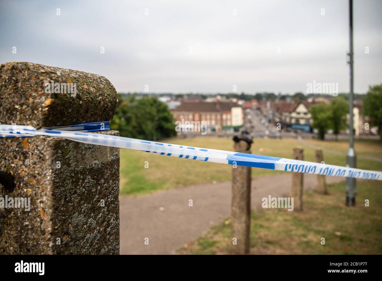 Cordone di nastro della polizia alla scena del crimine all'aperto nel Regno Unito Foto Stock