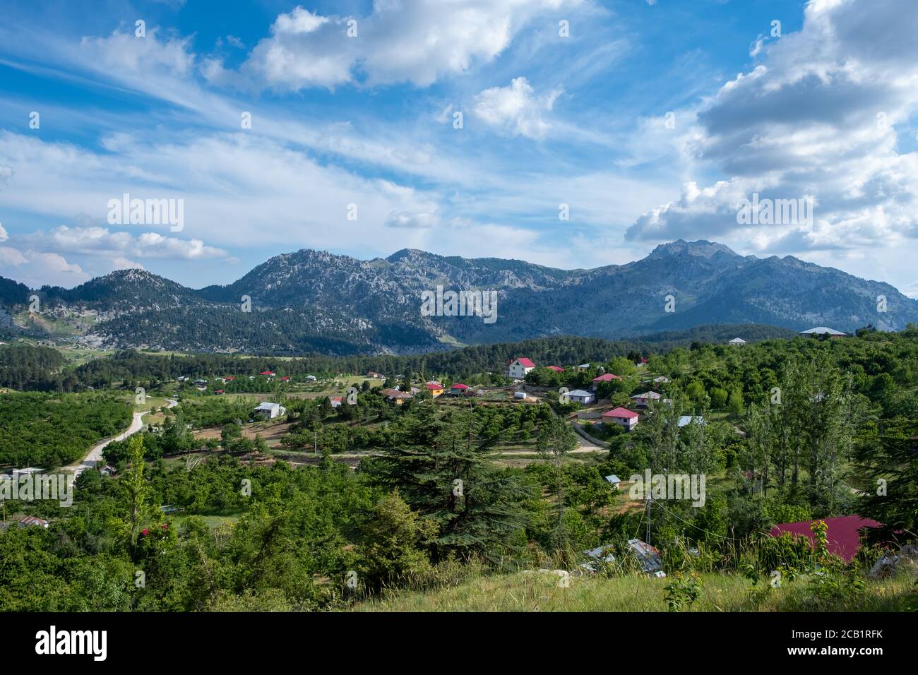 Una vista dall'alto del piccolo villaggio nella magnifica natura. Vista sul drone del villaggio. Foto Stock