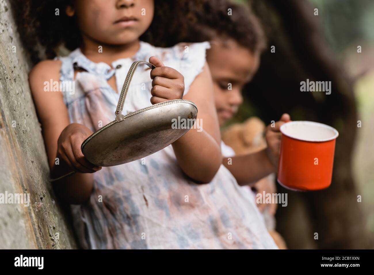 Focalizzazione selettiva dei poveri bambini afro-americani che chiedono elemosina strada urbana Foto Stock
