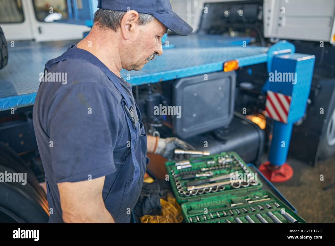 Gentile uomo maturo che è profondo nei suoi pensieri Foto Stock