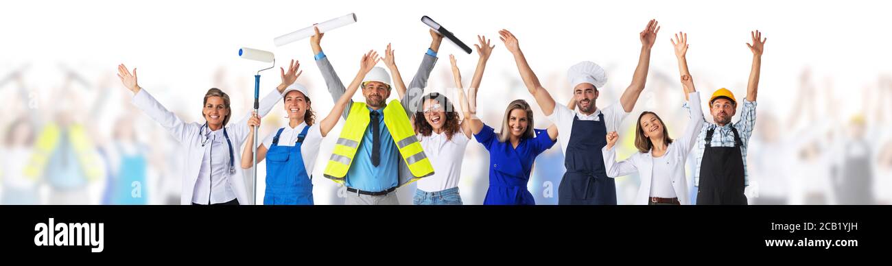 Gruppo di persone felici con armi sollevate che rappresentano diverse professioni su folla di persone sfocate, isolate su sfondo bianco Foto Stock