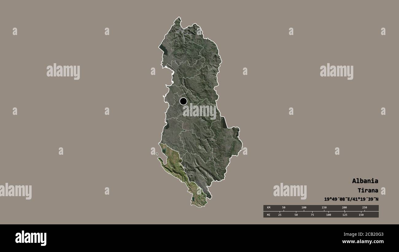 Forma desaturata dell'Albania con la sua capitale, la principale divisione regionale e la zona separata di Vlorë. Etichette. Immagini satellitari. Rendering 3D Foto Stock