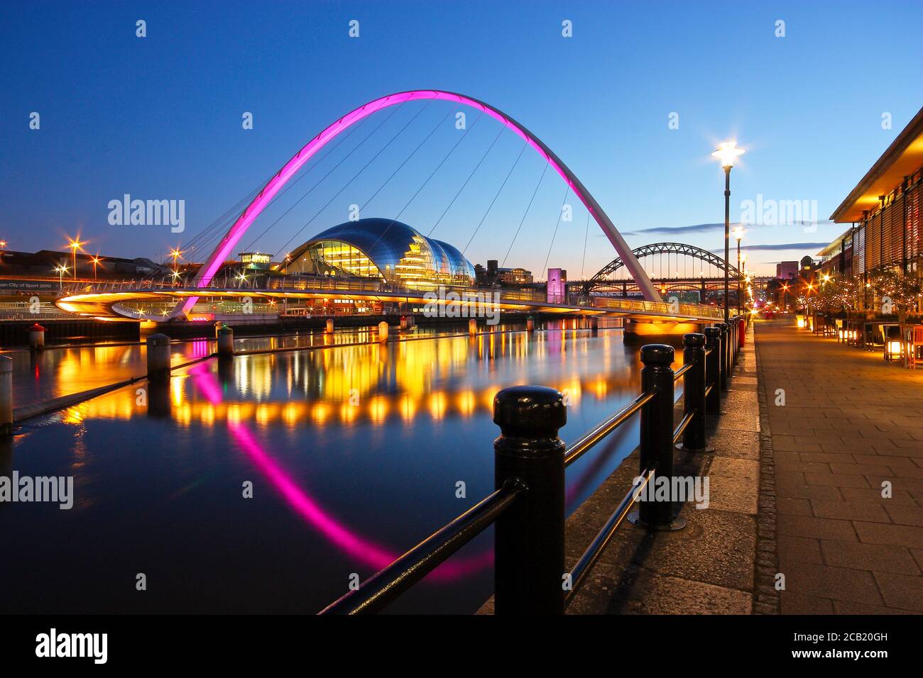 I ponti Millennium e Tyne che attraversano il fiume Tyne tra Newcastle e Gateshead a Tyne e Wear, Inghilterra nord-orientale. Preso al crepuscolo durante il Foto Stock