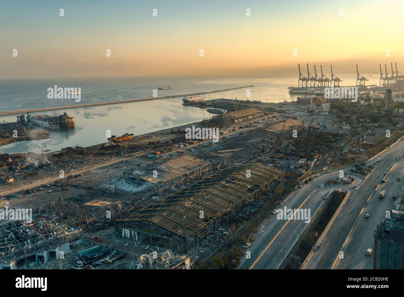 Beirut, Libano - 05 2020 agosto: Vista del porto di Beirut completamente distrutto come l'ispezione della scena continua dopo un incendio in un magazzino con ex Foto Stock