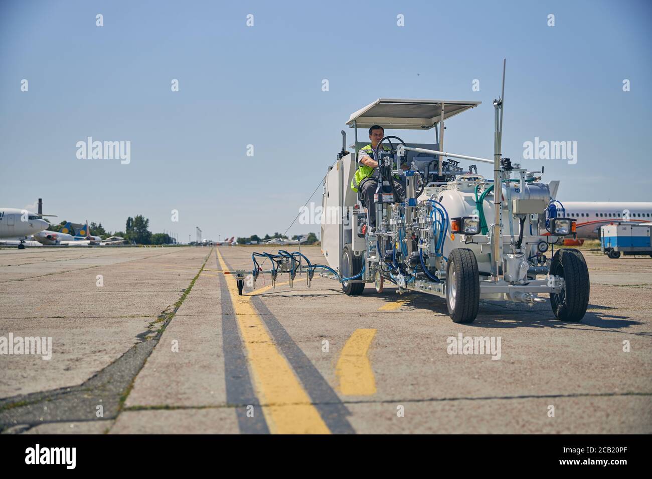 Positivo conducente soddisfatto seduto dietro il volante Foto Stock