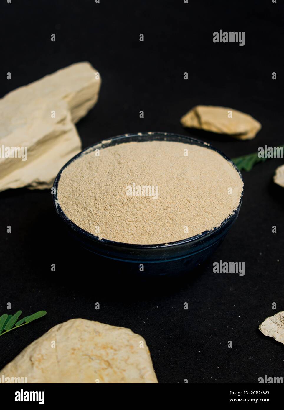 polvere di argilla secca organica su sfondo bianco. polvere di argilla naturale per l'industria cosmetica, spa o uso domestico Foto Stock