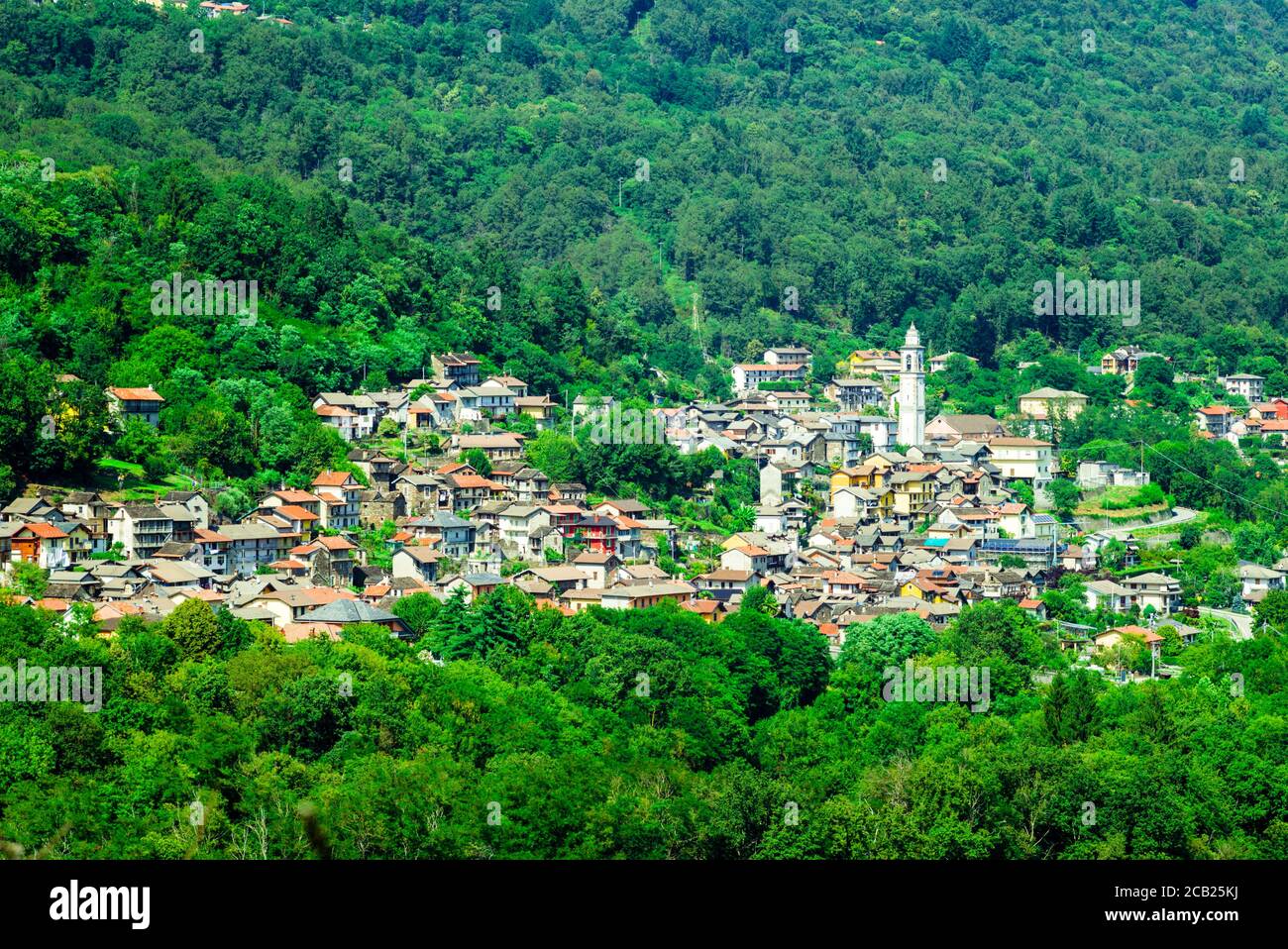 Il paese di Cossogno nel Parco Nazionale della Val Grande Foto Stock
