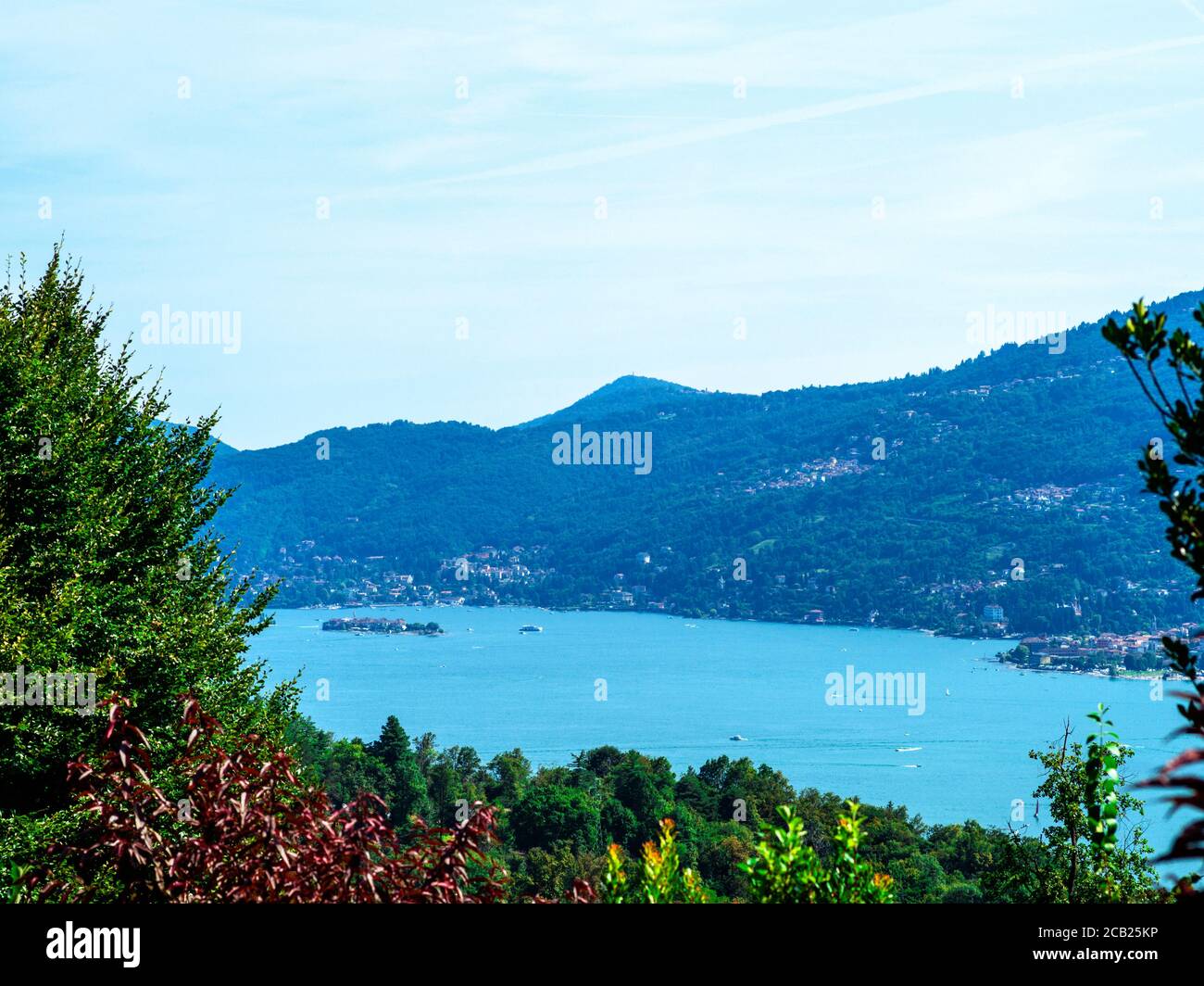 Lago maggiore con Isola superiore vista dal Parco Nazionale della Val Grande, Piemonte, Italia Foto Stock