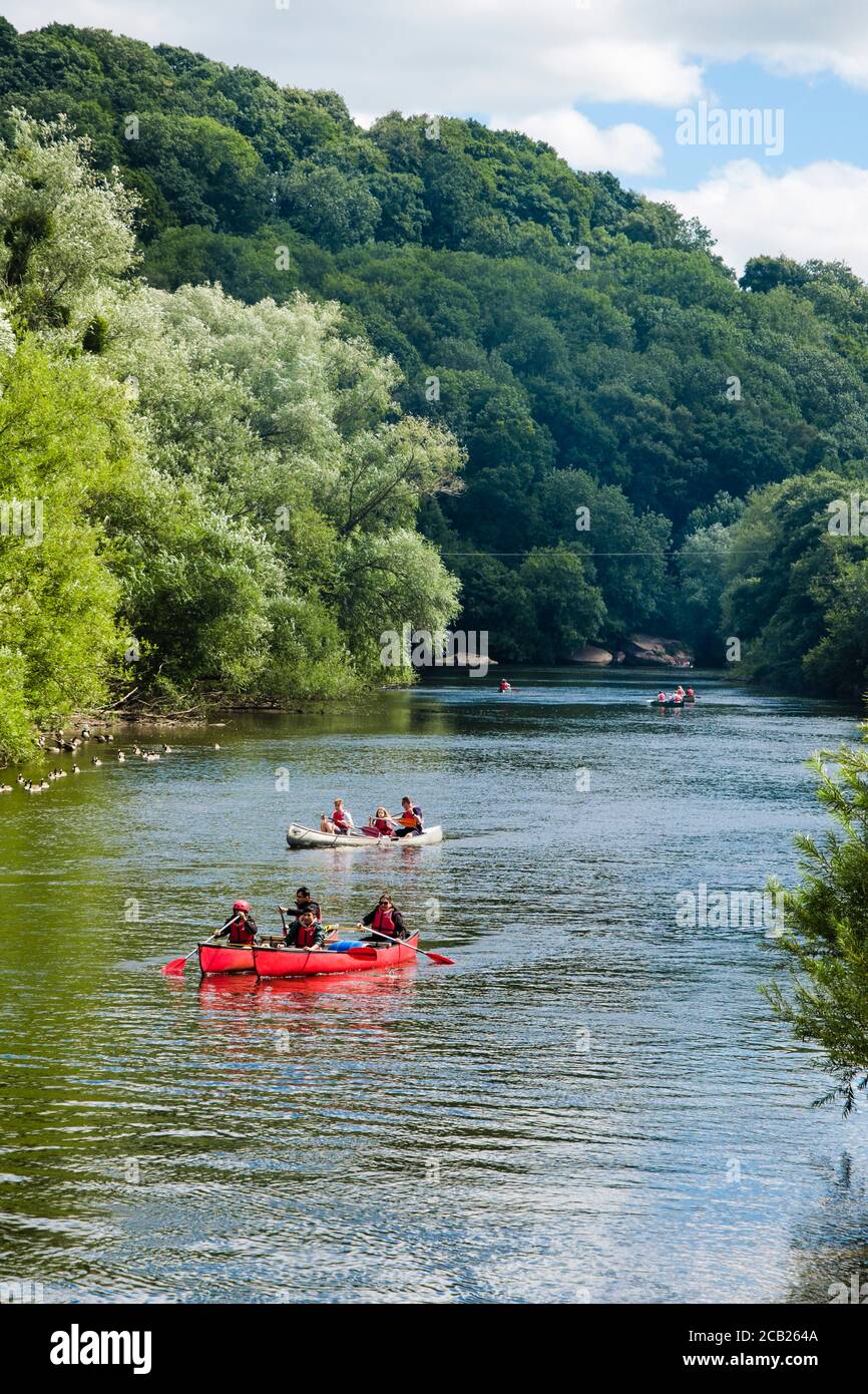 Persone famiglia canoa sul fiume Wye nella foresta di Dean in estate a Symonds Yat West, Herefordshire, Inghilterra, Regno Unito, Gran Bretagna Foto Stock