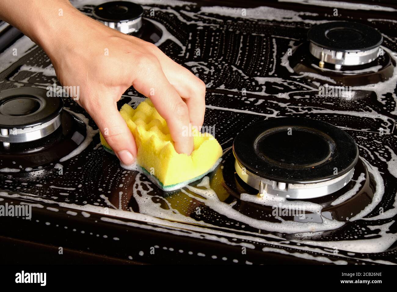 stufa a gas lavaggio, washcloth pulizia della cucina. Foto Stock