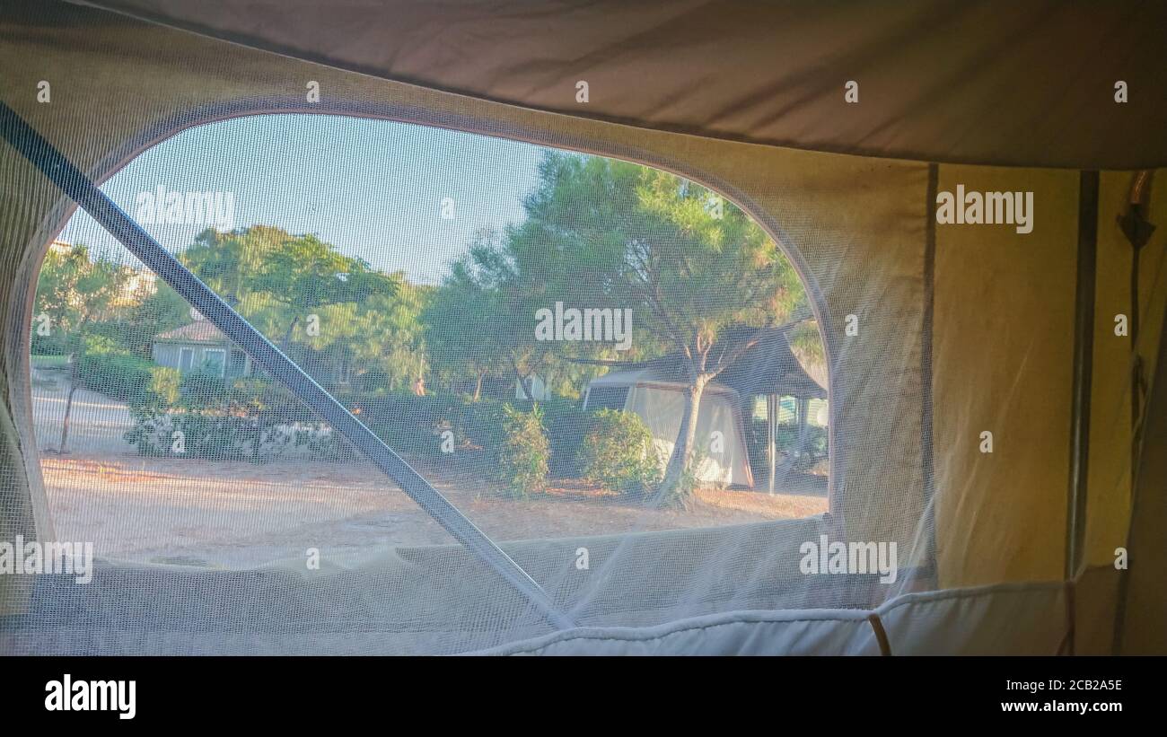 Vista dall'interno della tenda in campeggio Foto Stock