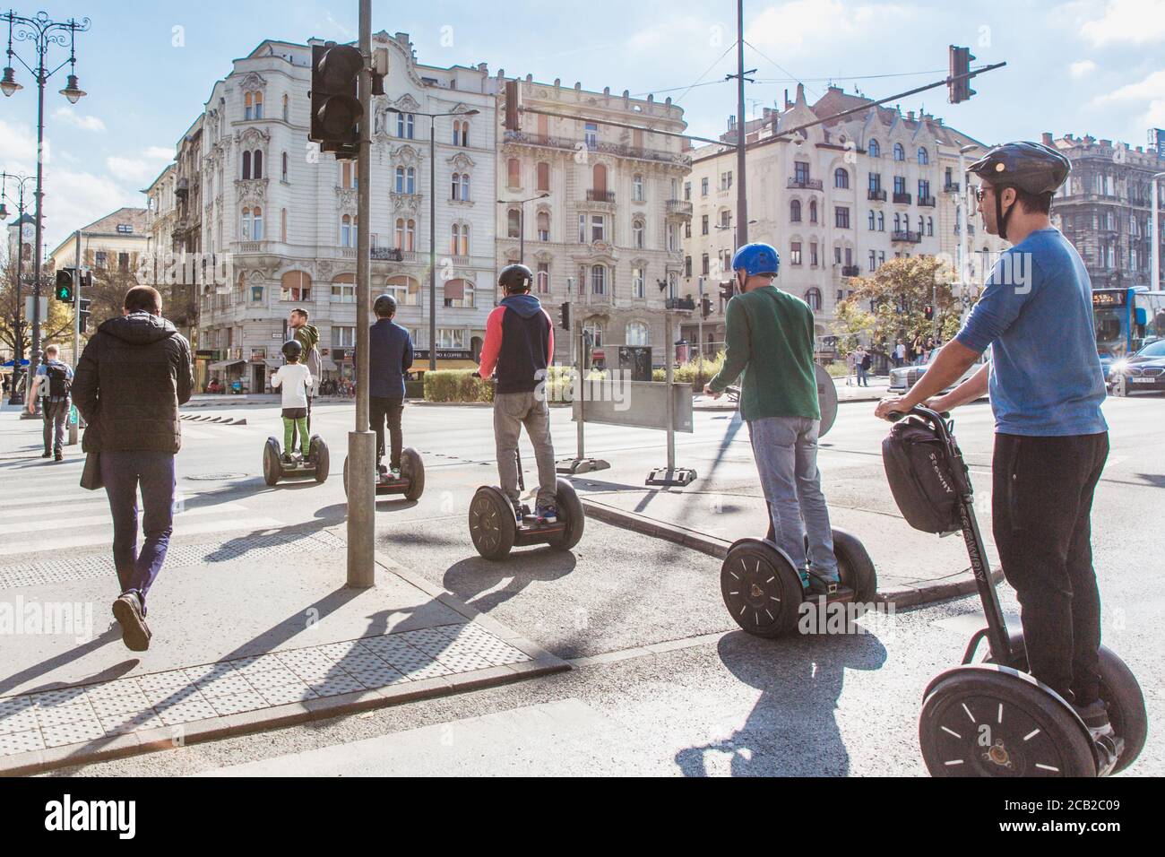 Budapest, Ungheria. 2019 ottobre: I turisti cavalcano gli scooter elettrici in Segway sulla strada centrale di Budapest, Ungheria Foto Stock