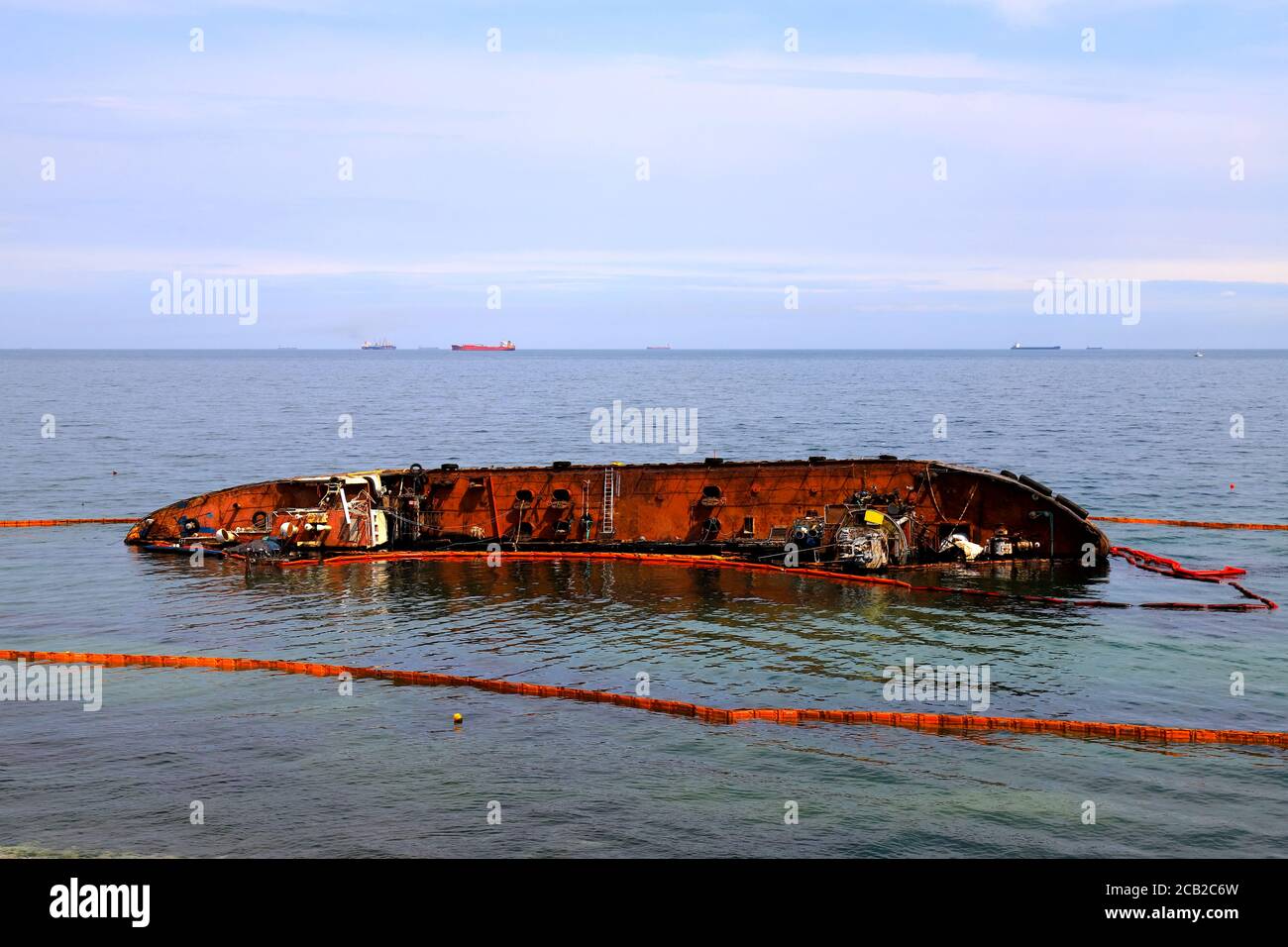 Una vecchia petroliera arrugginita si è allagata e si trova vicino alla costa di Odessa, Ucraina. Il petrolio fuoriesce dalla nave e inquina l'acqua di mare. Inquinamento ambientale Foto Stock