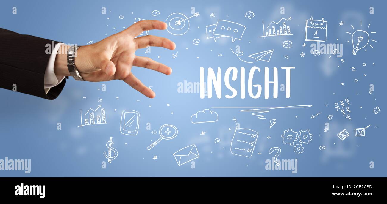 Primo piano di una mano tagliata che punta all'iscrizione INSIGHT, concetto di soluzione aziendale moderna Foto Stock