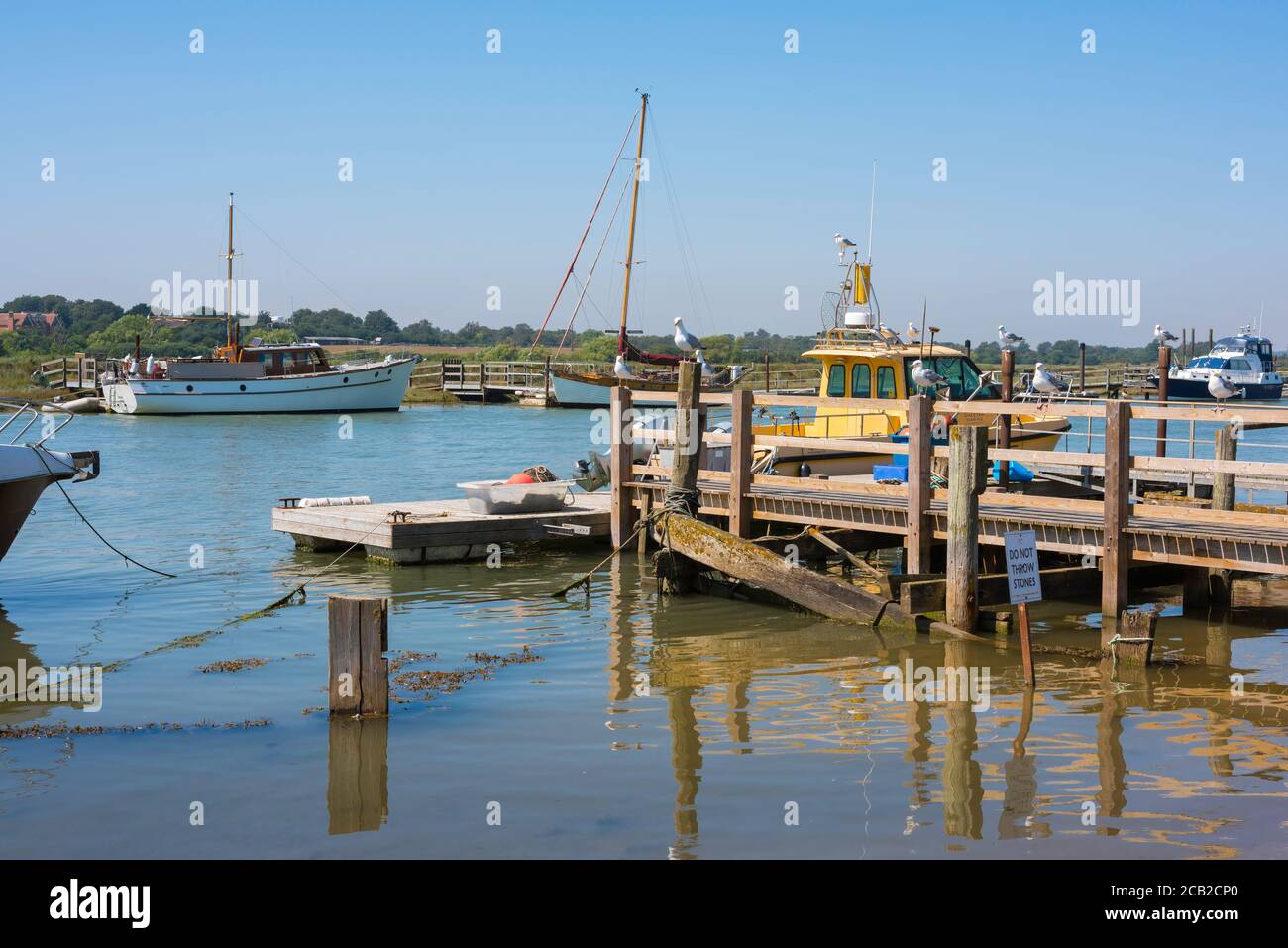 Southwold Harbor UK, vista in estate di un molo di legno lungo il fiume Blyth nel porto di Southwold, Suffolk, Inghilterra, Regno Unito Foto Stock