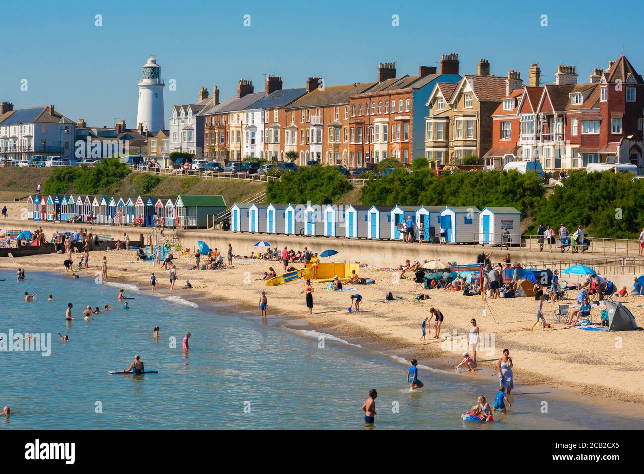 Estate da spiaggia nel Regno Unito tradizionale, vista in estate delle persone che si godono una giornata sulla spiaggia di Southwold, Suffolk, Inghilterra, Regno Unito Foto Stock