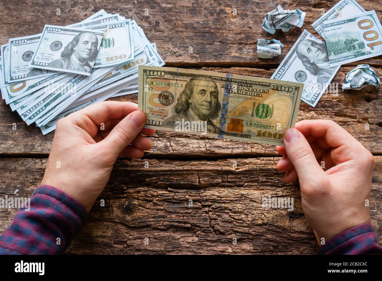 l'uomo controlla l'autenticità delle banconote Foto Stock