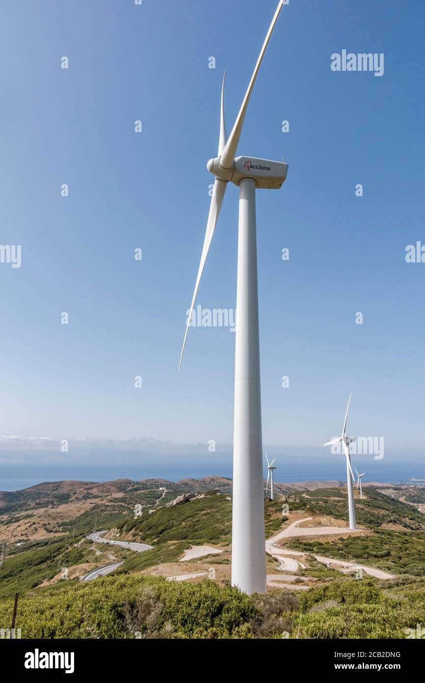 Gruppo di turbine eoliche interne vicino a Tarifa, Andalusia, Spagna. Foto Stock