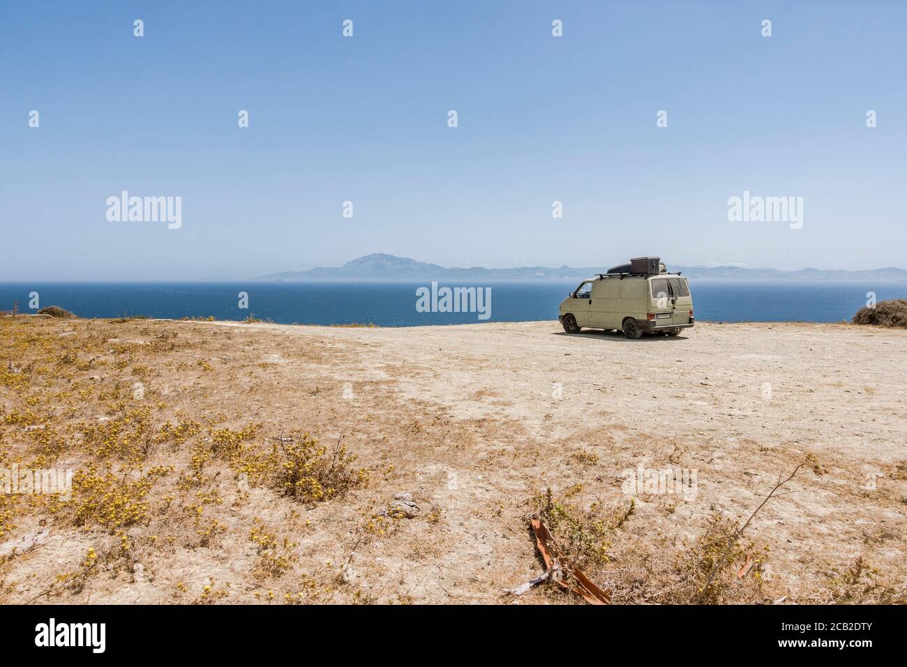 Camper allo stretto di Gibilterra con le montagne del Marocco, Jebel musa visto dall'Andalusia, Spagna. Foto Stock